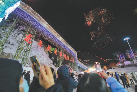 以“冰雪奇缘 梦幻龙庆”为主题的第38届龙庆峡冰灯冰雪嘉年华开幕